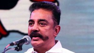 ಚಪ್ಪಲಿ ಆಯ್ತು, ಈಗ  ಕಮಲ್ ಹಾಸನ್ ಸಭೆಯಲ್ಲಿ ಮೊಟ್ಟೆ, ಕಲ್ಲು ಎಸೆತ