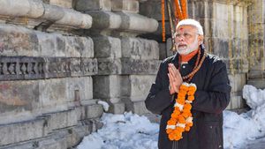 ಕೇದಾರನಾಥದಲ್ಲಿ ಮೋದಿ ಧ್ಯಾನ, ಕಾಶಿಯಲ್ಲಿ 'ಮತಧ್ಯಾನ'