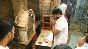 ಮತ ಎಣಿಕೆಗೂ ಮುನ್ನ ಚಾಮುಂಡಿ ದೇವಿಯ ದರ್ಶನ ಪಡೆದ ನಿಖಿಲ್ 