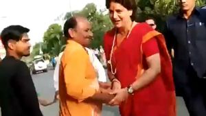 ಮೋದಿ, ಮೋದಿ ಎಂದು ಕೂಗಿದವರ ಕೈಕುಲುಕಿದ ಪ್ರಿಯಾಂಕಾ: ವಿಡಿಯೋ ವೈರಲ್ 