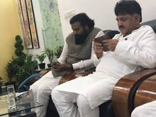 ಹುಬ್ಬಳ್ಳಿಯಲ್ಲಿ ಮುಖಾಮುಖಿಯಾದ ಡಿಕೆಶಿ, ಶ್ರೀರಾಮುಲು! 