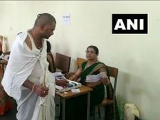 ತಂದೆಯ ಅಂತ್ಯ ಸಂಸ್ಕಾರ ಮುಗಿಸಿ ಮತದಾನಕ್ಕೆ ಬಂದ ವ್ಯಕ್ತಿ 