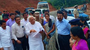  ಸಂತ್ರಸ್ತರಿಗೆ ಶೀಘ್ರ ಮನೆ ನೀಡಿ ಎಂದ ಕಂದಾಯ ಸಚಿವರು!