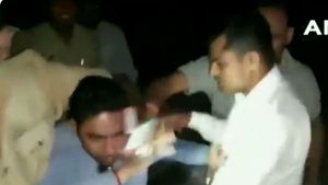 ಪತ್ರಕರ್ತನ ಬಾಯಿಯೊಳಗೆ ಮೂತ್ರ ಮಾಡಿದ ಪೊಲೀಸರು 