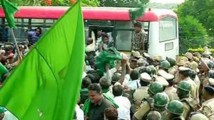 ಕೆಆರ್ ಎಸ್ ಗೆ ಮುತ್ತಿಗೆ ಹಾಕಲು ಮುಂದಾದ ನೂರಾರು ರೈತರ ಬಂಧನ