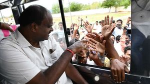ಗ್ರಾಮ ವಾಸ್ತವ್ಯದ ವೇಳೆ ಪ್ರತಿಭಟನೆ, ಇಬ್ಬರು ಪೊಲೀಸರ ಅಮಾನತು 