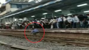 ರೈಲ್ವೆ ಪ್ಲ್ಯಾಟ್‌ಫಾರಂಗಳ ನಡುವೆ ಸಿಲುಕಿದ್ದ ವ್ಯಕ್ತಿ ಪವಾಡ ರೀತಿಯಲ್ಲಿ ಪಾರು 