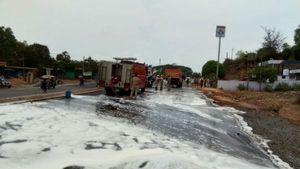 ಡೀಸೆಲ್ ಟ್ಯಾಂಕರ್ ಅಪಘಾತ; ಸೋರಿಕೆಯಾದ ಡೀಸೆಲ್ ತುಂಬಿಕೊಳ್ಳಲು ಮುಗಿಬಿದ್ದ ಜನ