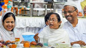 ರಂಜಾನ್ ಪ್ರಾರ್ಥನೆಯ ವೇಳೆ ಬಿಜೆಪಿ ವಿರುದ್ದ ಕಿಡಿಕಾರಿದ ಮಮತಾ ಬ್ಯಾನರ್ಜಿ 