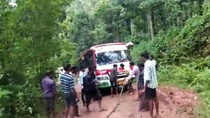  ಚಿಕ್ಕಮಗಳೂರಿನಲ್ಲಿ ನಿರಂತರ ಮಳೆಗೆ ಮರ, ಕಂಬಗಳು ರಸ್ತೆಪಾಲು 