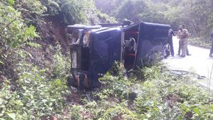 ಕಾರವಾರ: ಸಚಿವ ದೇಶಪಾಂಡೆ ಬೆಂಗಾವಲು ವಾಹನ ಪಲ್ಟಿ 