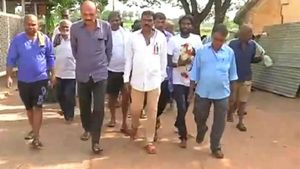 ಸುಮಲತಾ ಗೆಲುವು: ಹರಕೆ ತೀರಿಸಲು ಪಾದಯಾತ್ರೆ ಹೊರಟ ಅಭಿಮಾನಿಗಳು