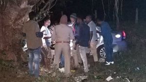  ಚಿಕ್ಕಮಗಳೂರು; ಮರಕ್ಕೆ ಟೊಯೊಟ ಡಿಕ್ಕಿ ಹೊಡೆದು ಮೂವರು ಸಾವು