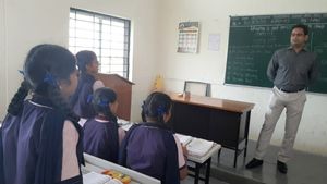 ವಿದ್ಯಾರ್ಥಿಗಳಿಗೆ ಜಿಲ್ಲಾಧಿಕಾರಿಗಳಿಂದ ಪಾಠ, ಸಹ ಭೋಜನ 