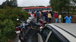 ವಸ್ತಾರೆಯಲ್ಲಿ ಕೆಎಸ್ ಆರ್ ಟಿಸಿ ಬಸ್ ಡಿಕ್ಕಿ; ಗದ್ದೆಗೆ ಉರುಳಿಬಿದ್ದ ಆಟೋ