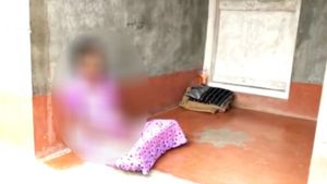 ಕೈಕೊಟ್ಟ ಪ್ರಿಯತಮನ ಮನೆ ಮುಂದೆ ಧರಣಿ ಕೂತಳು ಯುವತಿ