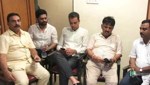 ಅತೃಪ್ತ ಶಾಸಕರ ಭೇಟಿಗೆ ಬಂದ ನಾಯಕರಿಗೆ ಮುಂಬೈ ರೌಂಡ್ಸ್! 