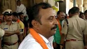 ಸಿಎಂ ಇಂದ ಕೊನೆಗೂ ಅಭಿಮಾನಿಗೆ ಸಿಕ್ಕಿತು ಚಪ್ಪಲಿ ತೊಡುವ ಭಾಗ್ಯ