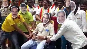  ದಾವಣಗೆರೆಯಲ್ಲಿ ಕುರ್ಚಿಯೊಂದಿಗೆ ಅಣುಕು ಪ್ರತಿಭಟನೆ