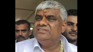 ಸರ್ಕಾರ ಉಳಿಸಿಕೊಳ್ಳಲು ದೇವಸ್ಥಾನಗಳ ಸುತ್ತು ಹಾಕಿದ ಎಚ್‌.ಡಿ.ರೇವಣ್ಣ