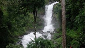  ವರುಣನ ಮುನಿಸಿನಲ್ಲೂ ಇರ್ಪು ಜಲಧಾರೆಯ ಥಕಥೈ...