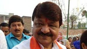 ಬ್ಯಾಟ್‌ನಿಂದ ಬಾರಿಸಿದ್ದ ಶಾಸಕನ ಕೃತ್ಯ ಸಮರ್ಥಿಸಿಕೊಂಡ ತಂದೆ 