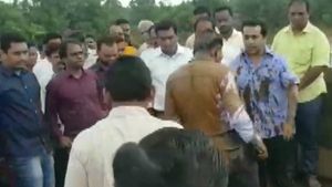 ವಿಡಿಯೋ: ಅಧಿಕಾರಿಯ ಮೇಲೆ ಕೊಳಚೆ ಸುರಿದ ಕಾಂಗ್ರೆಸ್ ಶಾಸಕ