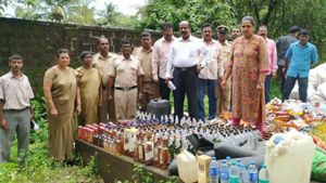  22.50 ಲಕ್ಷ ರೂ‌ಪಾಯಿ ಮೌಲ್ಯದ ಮದ್ಯ ಸುರಿದ ಅಧಿಕಾರಿಗಳು