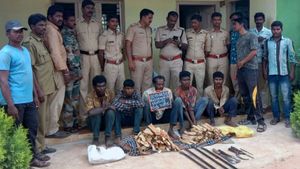 ಮುತ್ತತ್ತಿ ಅರಣ್ಯದಲ್ಲಿ ಗಂಧದ ಮರ ಕಡಿಯುತ್ತಿದ್ದವರ ಸೆರೆ