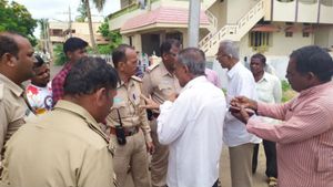 ಪೊಲೀಸರೆಂದು ನಂಬಿಸಿ ಚಿನ್ನ ದೋಚಿ ಪರಾರಿಯಾದ ಕಳ್ಳರು
