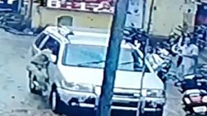 ಒನ್ ವೇನಲ್ಲಿ ಬಂದಿದ್ದನ್ನು ಪ್ರಶ್ನಿಸಿದ್ದಕ್ಕೆ ಕಾರ್ ಕಿಟಕಿಯಲ್ಲಿ ಎಳೆದೊಯ್ದು ದೂಡಿದ ಪ್ರವಾಸಿ
