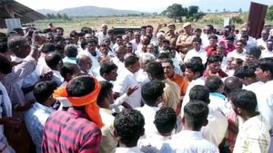  ಕೊಂಗಳ್ಳಿ ಬೆಟ್ಟದಲ್ಲಿ ಅರಣ್ಯ ಸಿಬ್ಬಂದಿ ವಿರುದ್ಧ ಪ್ರತಿಭಟನೆ