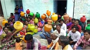  ತಪ್ಪಿಲ್ಲ ಕುಡಿಯುವ ನೀರಿಗೆ ಬವಣೆ; ಸಿರುಗುಪ್ಪ ಗ್ರಾಮಸ್ಥರ ಪ್ರತಿಭಟನೆ