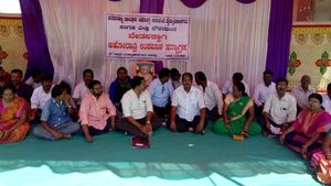 ಬಳ್ಳಾರಿಯಲ್ಲಿ ಸಂಬಳಕ್ಕಾಗಿ ಆರೋಗ್ಯ ಇಲಾಖೆ ಸಿಬ್ಬಂದಿ ಪ್ರತಿಭಟನೆ