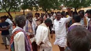  ಬೇಕೇ ಬೇಕು ಬಾರ್ ಬೇಕು; ಸೋವೇನಹಳ್ಳಿಯಲ್ಲಿ ಮದ್ಯದಂಗಡಿಗೆ ಪ್ರತಿಭಟನೆ