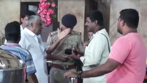 ಹತಾಶ ರೇವಣ್ಣರಿಂದ ದೇವಸ್ಥಾನದೊಳಗೆ ಮಾಧ್ಯಮದವರ ಮೇಲೆ ಬೈಗುಳ 