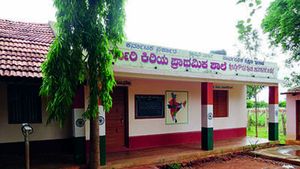 ಚಾಮರಾಜನಗರದಲ್ಲಿ ವಿದ್ಯಾರ್ಥಿಗಳಿಲ್ಲದೆ ಮುಚ್ಚಿದ ಸರ್ಕಾರಿ ಶಾಲೆ