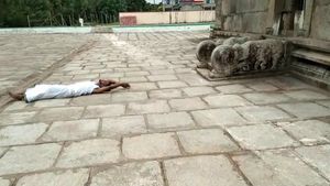  ಯಡಿಯೂರಪ್ಪ ಸಿಎಂ ಆಗಲು ಉರುಳು ಸೇವೆ ಸಲ್ಲಿಸಿದ ಕೊಪ್ಪದ ಯುವಕ 