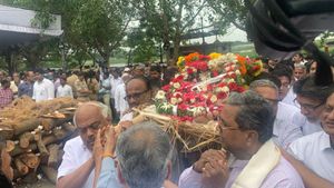 ಸಮಾಜವಾದಿ ಗುರುವಿನ ಅಂತಿಮ ಯಾತ್ರೆಗೆ ಹೆಗಲು ಕೊಟ್ಟ ಸಿದ್ದರಾಮಯ್ಯ, ರಮೇಶ್ ಕುಮಾರ್