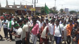  ನೀರಾವರಿ ಯೋಜನೆಗೆ ಆಗ್ರಹಿಸಿ ಕಡೂರು, ಬೀರೂರಿನಲ್ಲಿ ಬಂದ್, ಪ್ರತಿಭಟನೆ