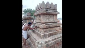 ವ್ಯಾಸರಾಜರ ವೃಂದಾವನ ಮುಂಚಿನಂತೆ ಕಾಣುವಂತೆ ಮಾಡಿದವರು 'ಇವರಿಬ್ಬರು' 