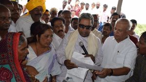 ಬಾದಾಮಿಯಲ್ಲಿ ಸಿದ್ದರಾಮಯ್ಯ: ಪ್ರವಾಹ ಸಂತ್ರಸ್ಥರ ಅವಹಾಲು ಸ್ವೀಕಾರ