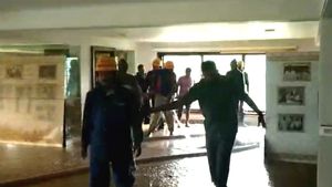 ಮನೆ ಶುದ್ಧಗೊಳಿಸಲು ಅಧಿಕಾರಿಗಳ ಬಳಕೆ; ಶಾಸಕಿ ಅಂಜಲಿ ನಿಂಬಾಳ್ಕರ್ ವಿರುದ್ಧ ಆಕ್ರೋಶ 