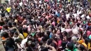  ದಾವಣಗೆರೆ; ಆಶ್ರಯ ಮನೆ ಅರ್ಜಿ‌ಗೆ ಶಾಸಕರ ಮನೆ ಮುಂದೆ ಜಮಾಯಿಸಿದ ಜನ