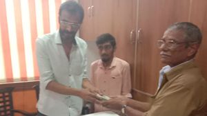 ನೆರೆ ಸಂತ್ರಸ್ತರಿಗೆ 1 ಲಕ್ಷ ರುಪಾಯಿ ದೇಣಿಗೆ ನೀಡಿದ ಬೆಳ್ತಂಗಡಿ ಆಟೋ ಚಾಲಕ 