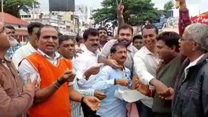 ಜಮ್ಮು ಕಾಶ್ಮೀರದಲ್ಲಿ 370, 35ಎ ರದ್ದು; ಚಿಕ್ಕಮಗಳೂರಿನಲ್ಲಿ ಸಂಭ್ರಮಾಚರಣೆ