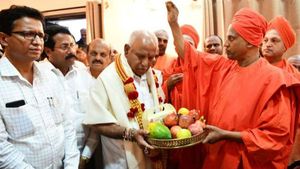 ಸಿದ್ದಗಂಗಾ ಮಠದಿಂದ ನೆರೆ ಸಂತ್ರಸ್ತರಿಗೆ 50 ಲಕ್ಷ ಪರಿಹಾರ; ಸಿಎಂಗೆ ಚೆಕ್ ಹಸ್ತಾಂತರ 