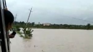ಅಬ್ಬಾ, ನೀರು ತುಂಬಿದ ಸೇತುವೆ ಮೇಲೇ ಬಸ್ ಸಂಚಾರ