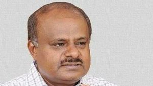 ಚಕ್ಕೆರೆ ಗ್ರಾಮದ ದೇಗುಲ ಉದ್ಘಾಟನೆಯಲ್ಲಿ ಎಚ್ ಡಿಕೆ- ಯೋಗೇಶ್ವರ್ ಮುಖಾಮುಖಿ
