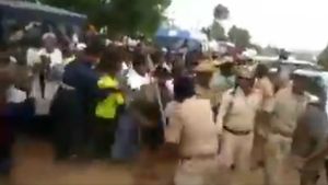 ಸಿಎಂ ಯಡಿಯೂರಪ್ಪ ಮುಂದೆಯೇ ಪ್ರವಾಹ ಸಂತ್ರಸ್ತರ ಮೇಲೆ ಲಾಠಿ ಚಾರ್ಜ್